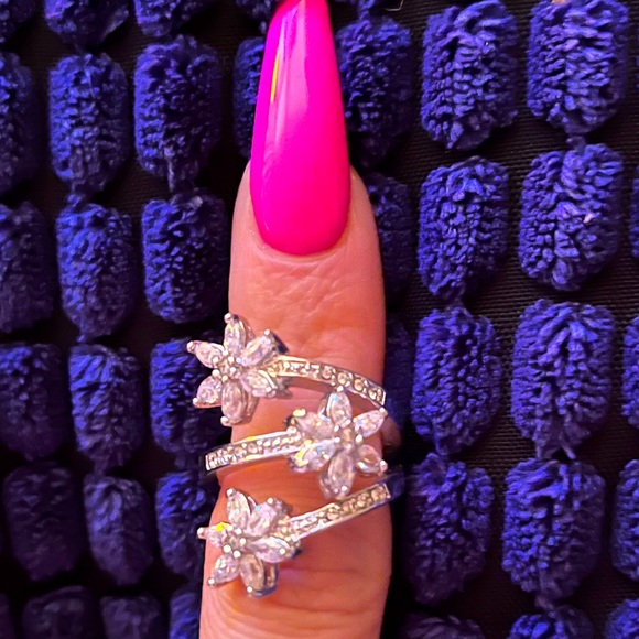 ✨3/$30✨ Adjustable floral cz ring - Picture 1 of 2
